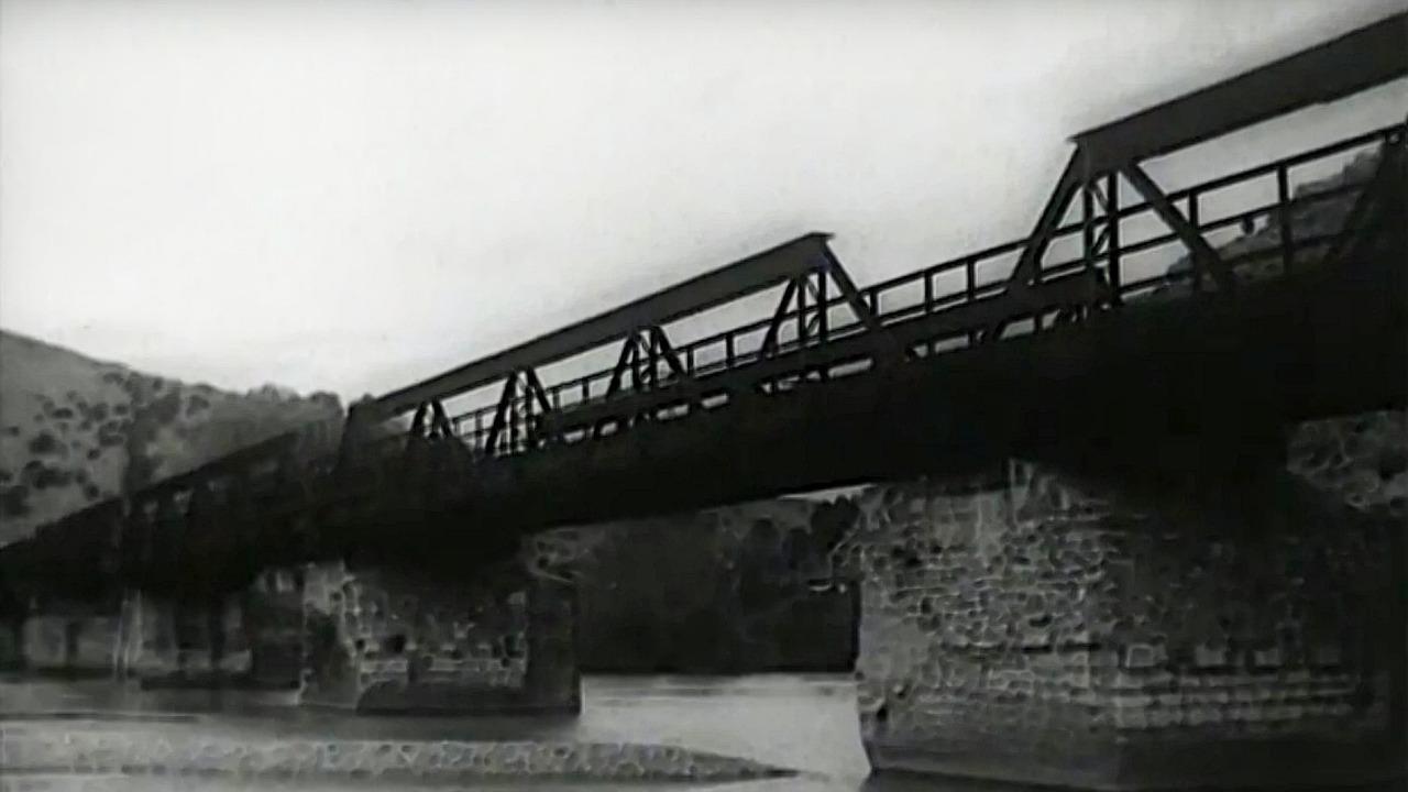 Ura pranë kështjellës
