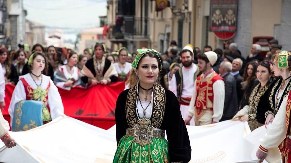 Simfonia e ngjyrave: Festa e kostumit arbëresh