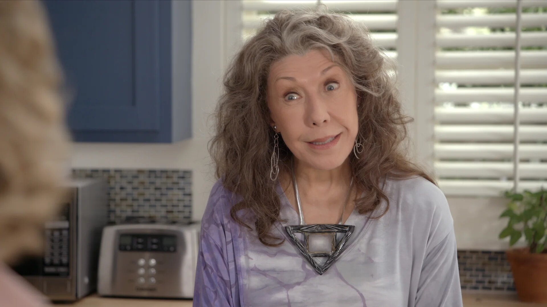 S3E9 - Grace and Frankie